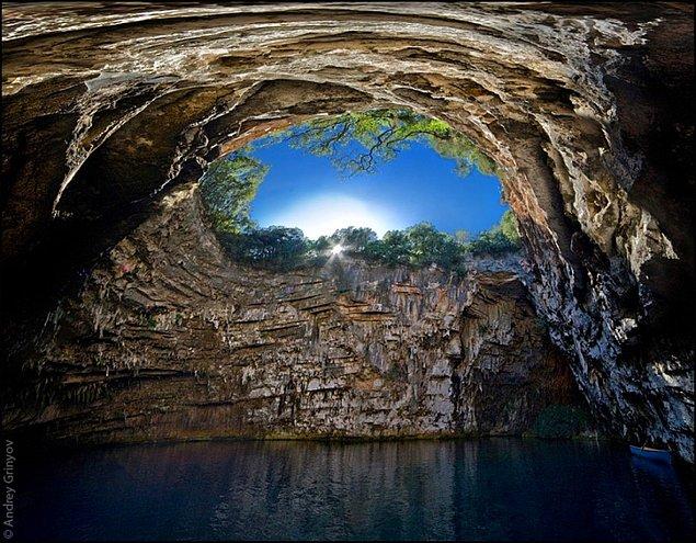 22. Melissani Mağarası, Kefalonya, Yunanistan