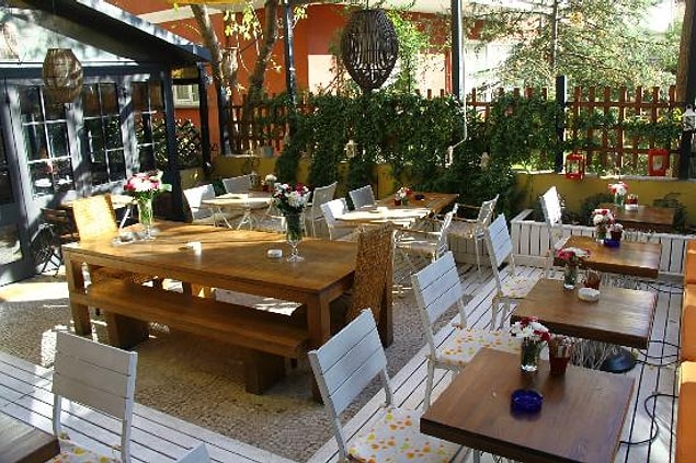 8. Café des Cafés'te şarap içmek.