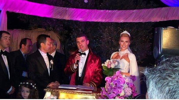 Şarkıcı Serdar Ortaç bu gece sevgilisi Chloe Loughnan ile Suada'da yapılan düğünle dünya evine girdi.