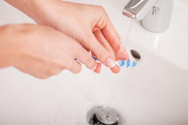 20- %3’ü hidrojen peroksit olan sıvıya diş fırçasını daldırarak mikropları öldürebilirsiniz.