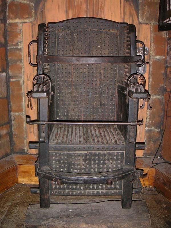 1. 18. yüzyıl cadı sandalyesi. Üzerine oturan kişinin kan kaybından ölmesini sağlıyor.