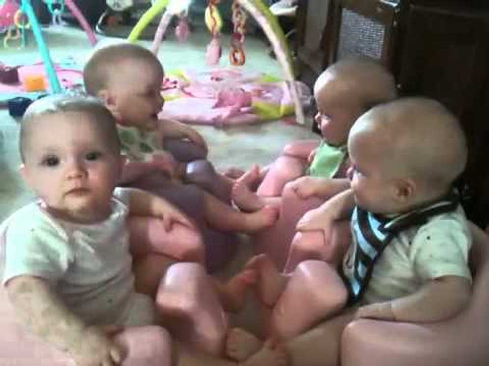 Birbirlerinin İlk Defa Farkına Varan Dördüzlerin Gününüzü Aydınlatacak Videosu