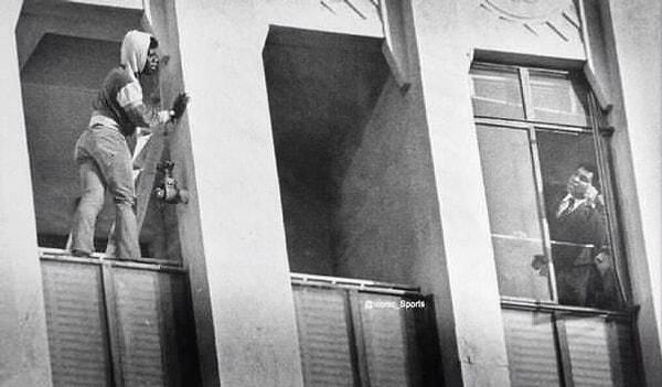 7. Muhammad Ali camdan atlamak üzere olan biriyle konuşurken-1981