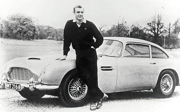 49. Sean Connery James Bond rolünde, Aston Martin DB5 önünde poz verirken-1965