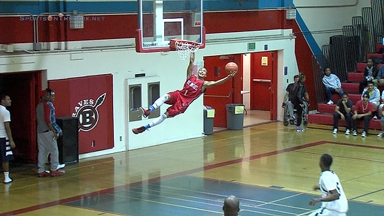 Kendi Smacını Tamamlayan Basketbolcu
