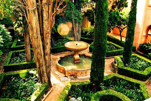 11. Alhambra Bahçesi - İspanya