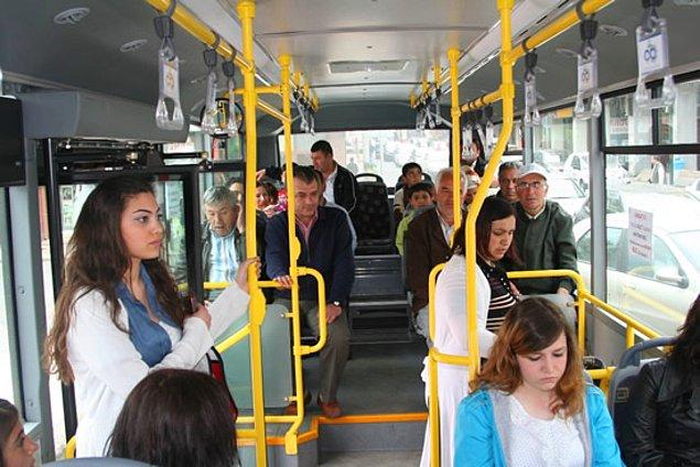 10. Belediye otobüsünde pek fazla kimse tutamadığı için çok yağlanmayan üst demirleri tutarak daha steril bir yolculuk yapma keyfi