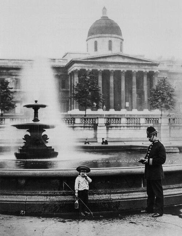 4. Bir polis muhtemelen havuzda balık tutmak isteyen bir çocuğu uyarıyor,Trafalgar Meydanı, Londra, 1892