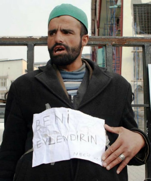 12. Meydanda yüksek bir yere çıkıp bağıranlar.