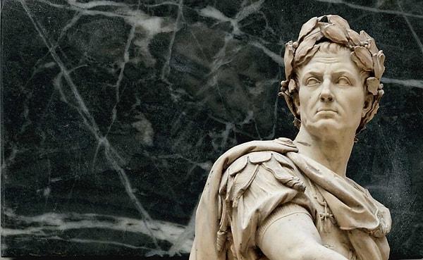 19. Sezar kel olmaktan nefret ederdi, öyle ki ondan yüksekte durup keline bakmayı yasa dışı ilan etmişti. Bunu yapmanın cezası kesin ölümdü