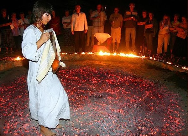 16) Yunanistan'da Anastenaria'ya (Ateşte yürüme festivali) katılın