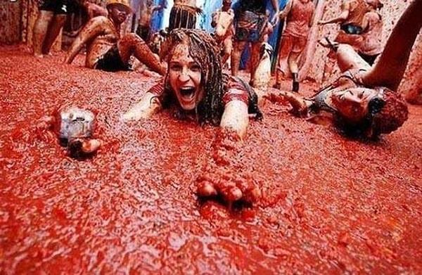 35) İspanya Bunol'daki dünyanın en büyük domates savaşı La Tomatina'ya gidin