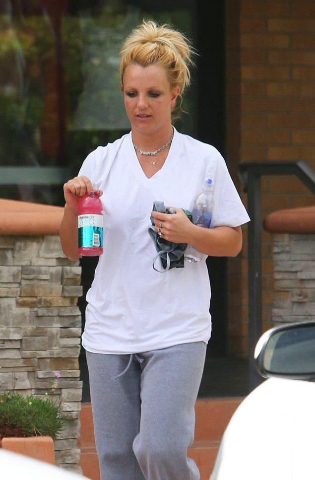 Britney; gerçekten yorulmuş ve yavaş yavaş acıkmış.