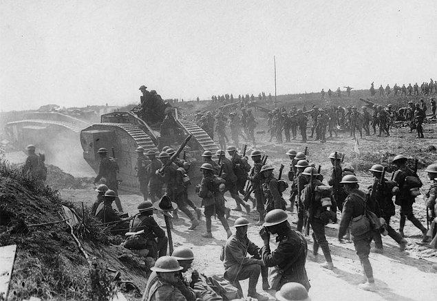 5. Tankın gerisinde ilerleyen piyade birlikleri, Bapaume, Fransa, 1917.