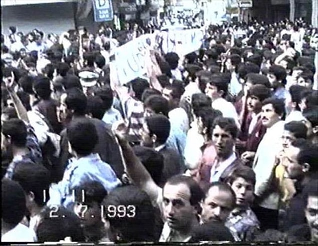 4) Olaylar, etkinliğin yapılacağı gün, yani 2 Temmuz 1993 günü, öğle saatlerinde başladı.