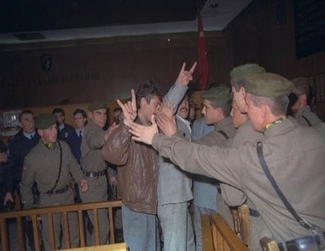15) 26 Aralık 1994 yılında alınan kararla 22 sanık 15, 3 sanık 10, 54 sanık 3 ve 6 sanık 2′şer yıl ceza aldı. 37′si serbest bırakıldı.