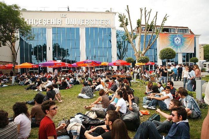 Bahçeşehir'de Onlarca Akademisyen İşten Atıldı