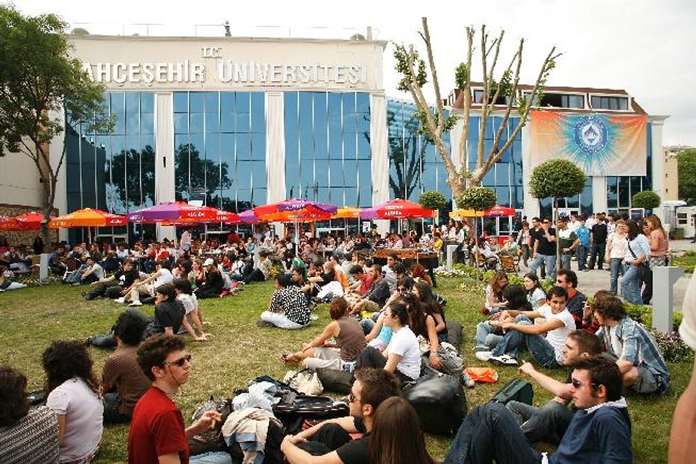 Bahçeşehir'de Onlarca Akademisyen İşten Atıldı