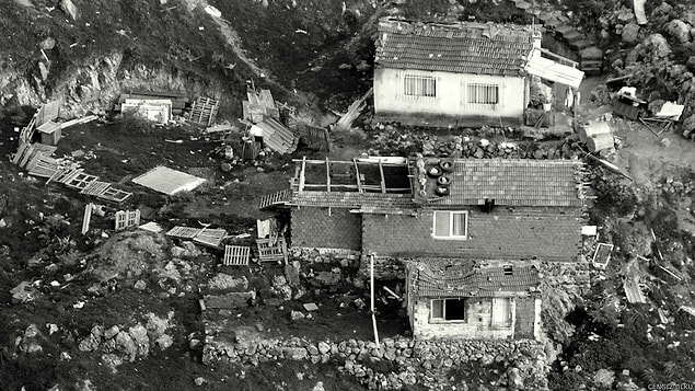 12. ve buda İzmir Karşıyaka'nın orta yerinde kalan bir gecekondu