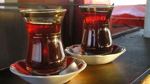 13. 'Seni çay içerken izlemek, seni çay doldururken, seni demlerken çayı, kimseler inanmasa da düpedüz sevap.'