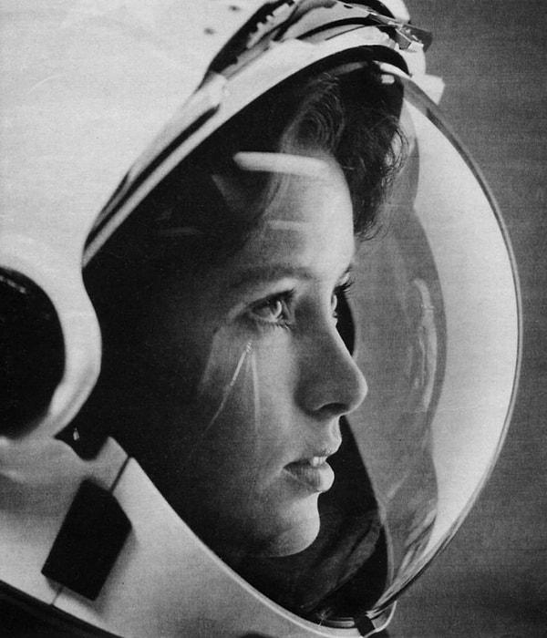 9. Uzaydaki ilk anne, Anna Fisher... Life dergisinin kapağındaki etkileyici fotoğrafı