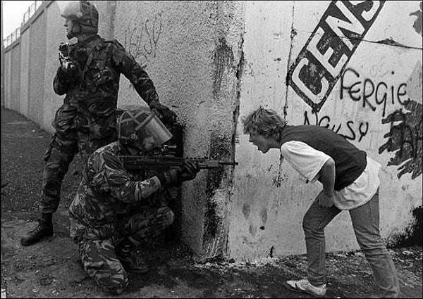 41. İrlandalı genç, kuzey İrlanda'daki isyanlar esnasında İngiliz askerine bağırırken