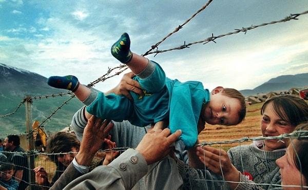 58. Kosova Savaşı esnasında mülteci kampından ailesine teslim edilen Agim Shala