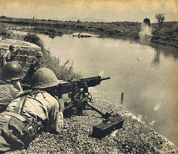6.Japon askerleri nehrin karşı tarafını kurşun yağmuruna tutuyor