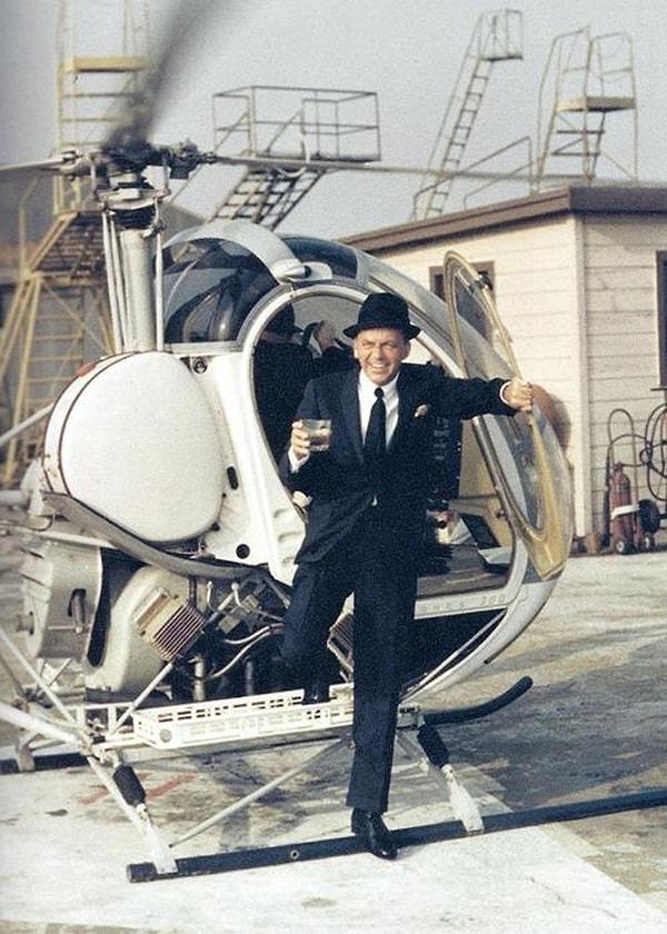 1. Frank Sinatra, elinde içkisiyle helikopterden aşağıya adımını atıyor