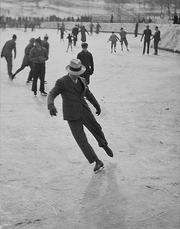 2. Bir adam takım elbisesiyle buz pateni yapıyor (1937)