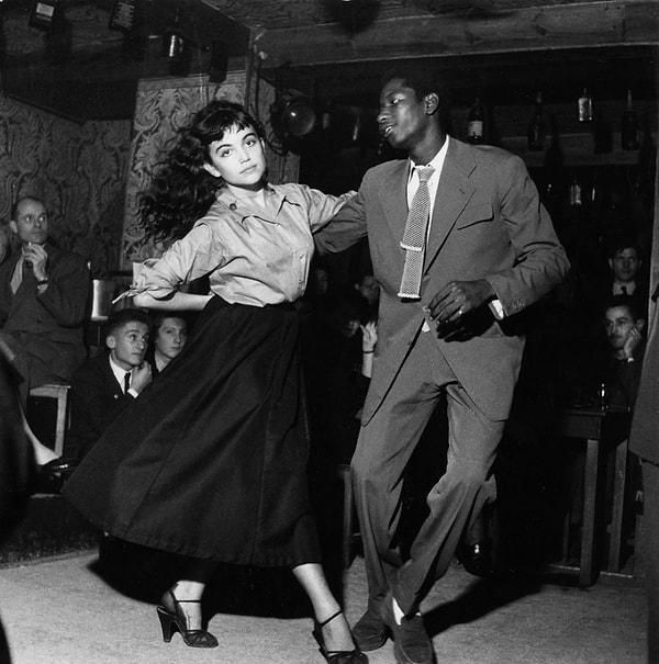 5. Bir çift herkesi gözü önünde 1950'lerin "Be Bop" tiyatrosunda dans ediyor