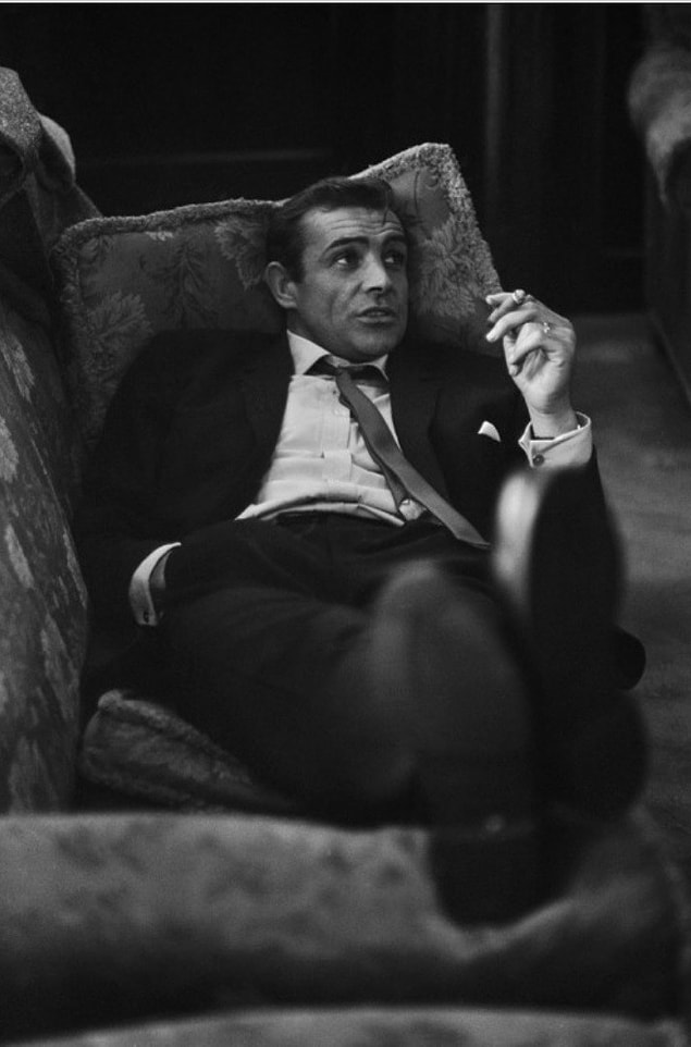 23. Kanepede dinlenen genç Sean Connery