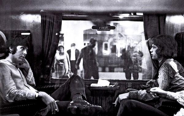 24. Bangor treninde karşılıklı oturan Paul McCartney ve Mick Jagger (1967)