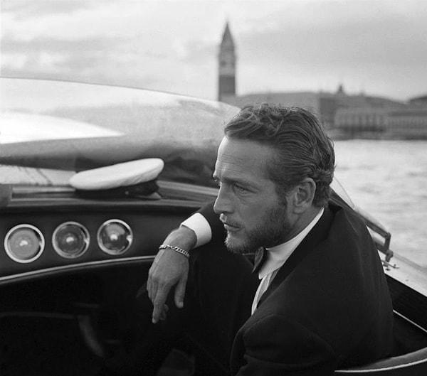 33. 6 kere Altın Küre ödülü kazanan Paul Newman film festivali sırasında Venedik sularında teknesiyle dolaşırken (1963)