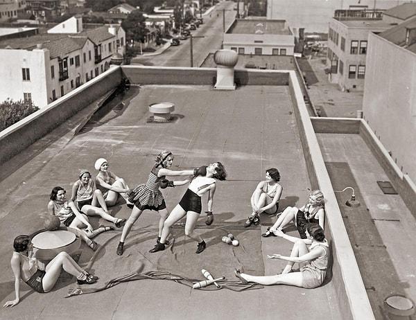 41. Los Angeles'ta bir çatıda boks maçı yapan kadınlar (1933)