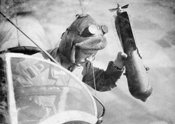 27. 1. Dünya Savaşı'nda İngiliz pilotun uçaktan bomba atma anı