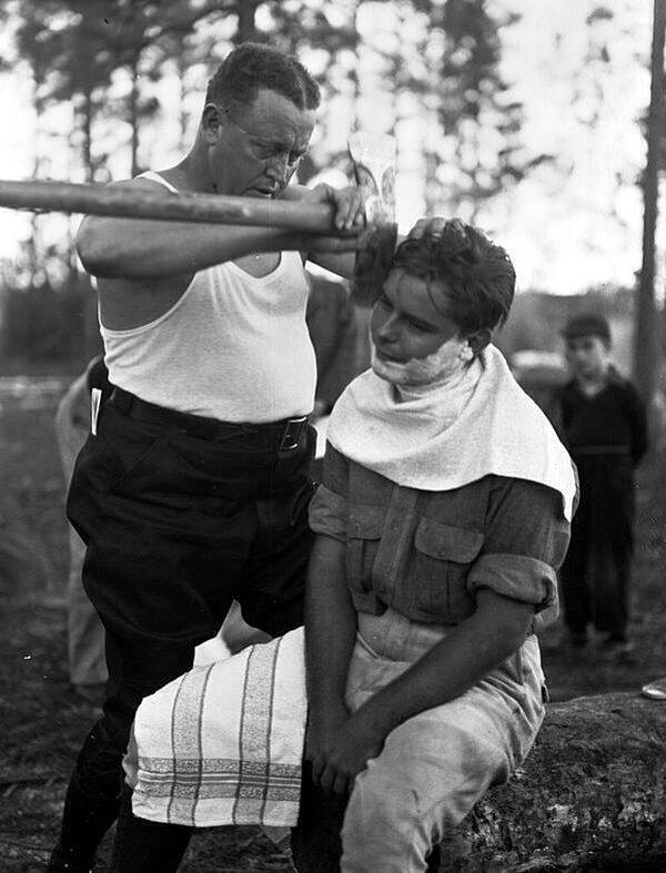 33. 1940larda gerçek erkeklerin nasıl tıraş olduğunu gösteren bir kare