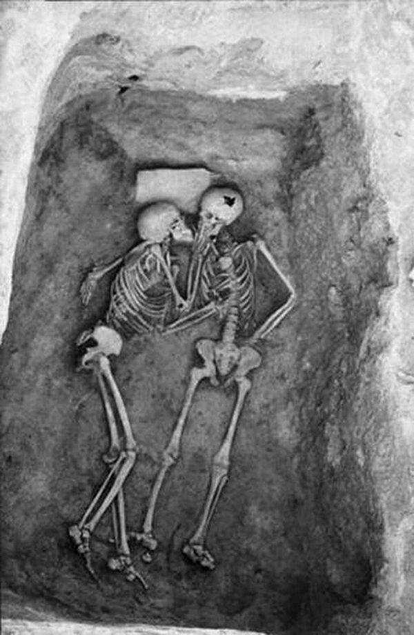 45. 1972 yılında İran'da bir kazı alanında bulunan 6000 yıllık bir öpücük