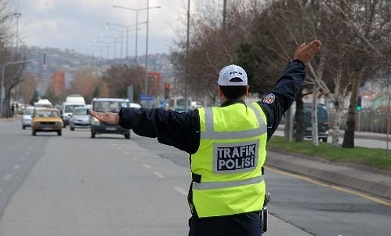 Kırmızı Işığı 3 Kez İhlal Ehliyeti Kaybettirecek
