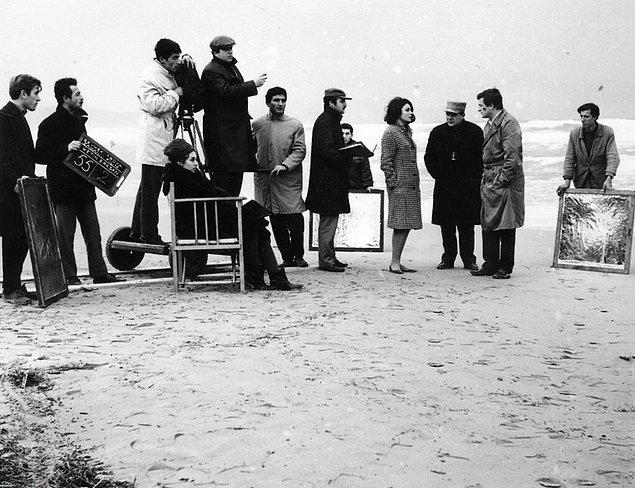 10. Müşfik Kenter ile Sema Özcan 'Sevmek Zamanı' film setinde Metin Erksan ve set ekibiyle birlikte, Büyükada, 1965