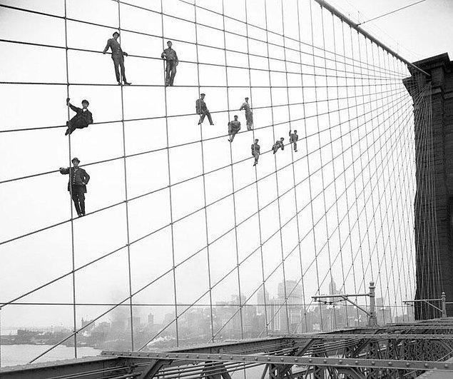 23. Brooklyn Köprüsü'nün kablolarında asılı boyacılar, 7 Ekim 1914