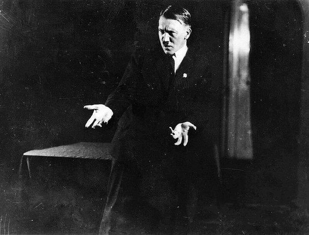 25. Adolf Hitler aynanın karşısında konuşma provası yaparken, 1925