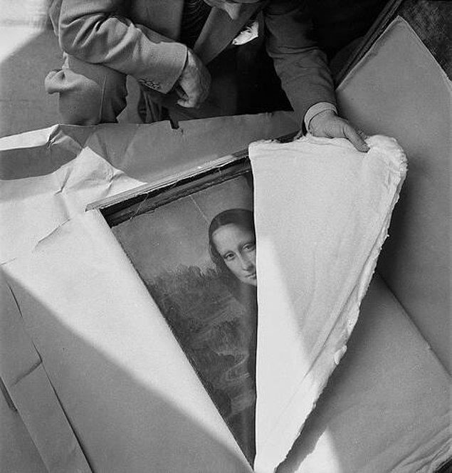 26. 2. Dünya Savaşı ardından, Louvre Müzesi'ne geri dönen Mona Lisa'yı açan görevliler, Paris, Fransa, 1945