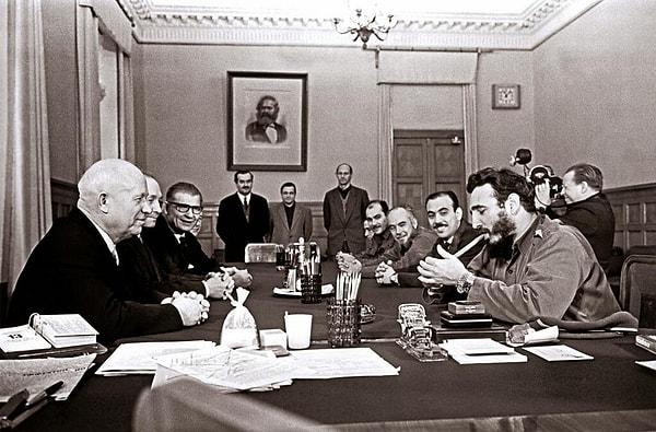 33. Fidel Castro, meşhur purosu ve o yıllar statü sembolü olmayan 2 Rolex saatiyle Kruşçev ile toplantıda. Kremlin, 1963