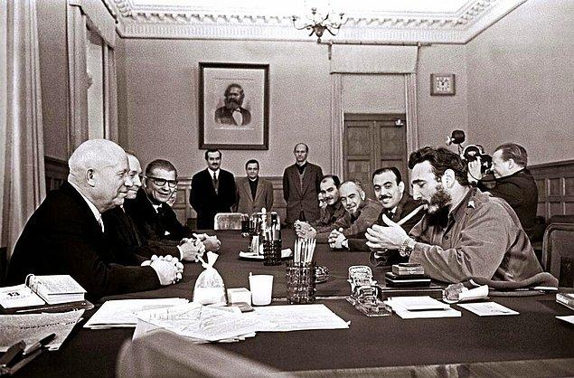 33. Fidel Castro, meşhur purosu ve o yıllar statü sembolü olmayan 2 Rolex saatiyle Kruşçev ile toplantıda. Kremlin, 1963