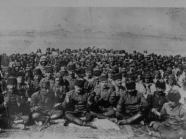 40. I. Dünya Savaşı esnasında cephede dua eden Türk askerleri