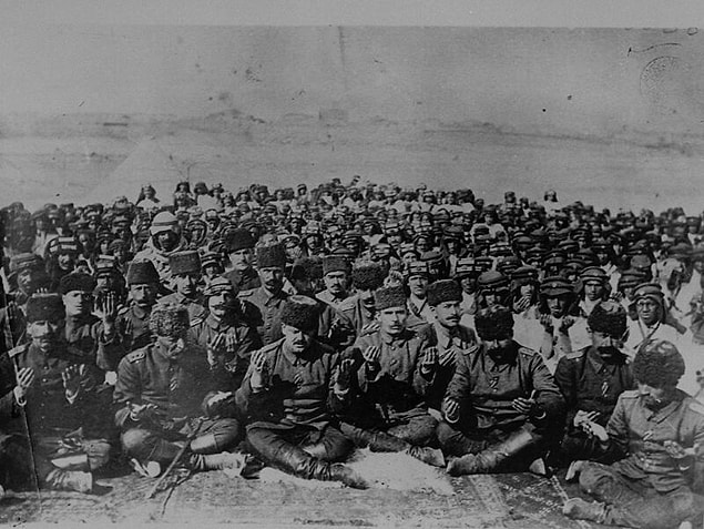 40. I. Dünya Savaşı esnasında cephede dua eden Türk askerleri