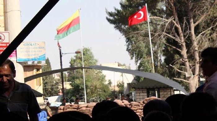 Sınırda PYD Bayrağı