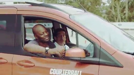 Arabalardan Nefes Kesen Futbol Maçı!