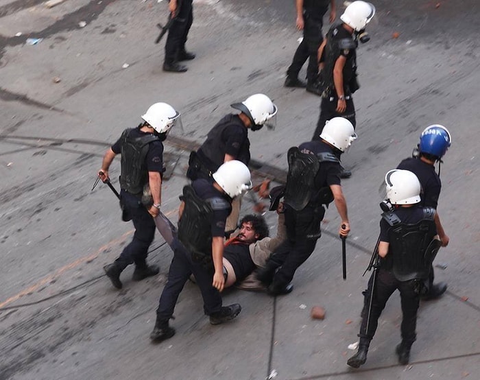 Yargıtay: 'Polisin Sokakta Adam Dövmesi İşkencedir'